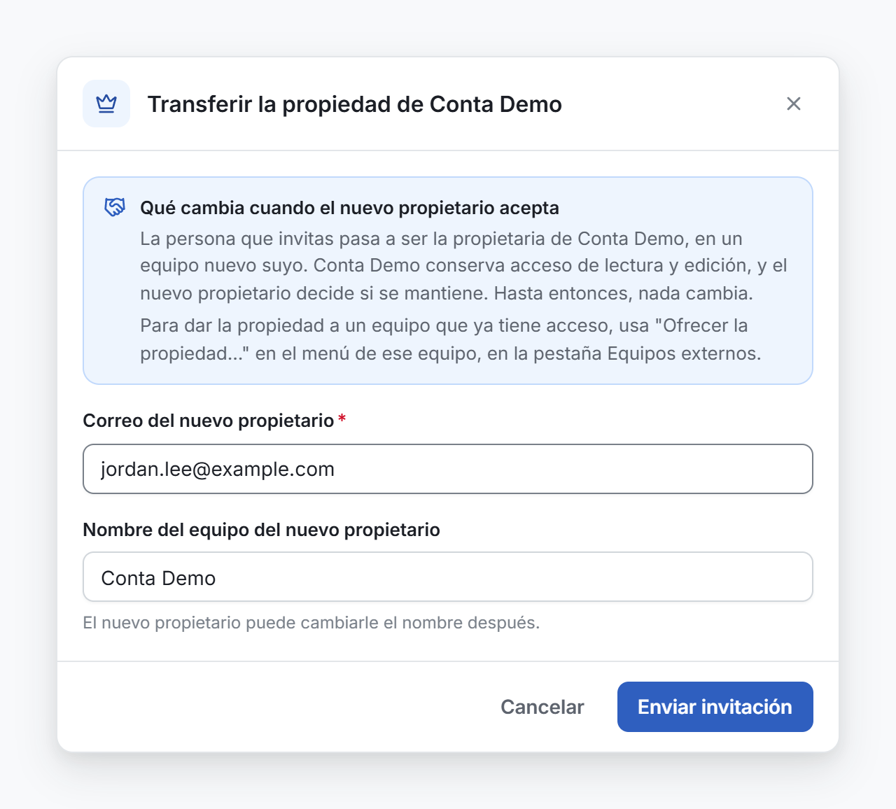 La ventana para transferir la propiedad, con lo que cambia cuando el nuevo propietario acepta, el correo del nuevo propietario y el nombre de su equipo
